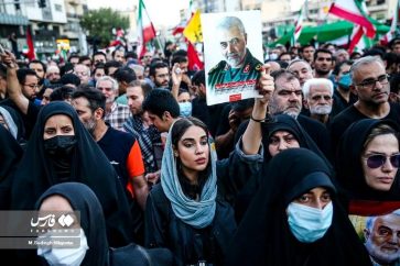 Des Iraniens manifestent en soutien aux forces de l'ordre.