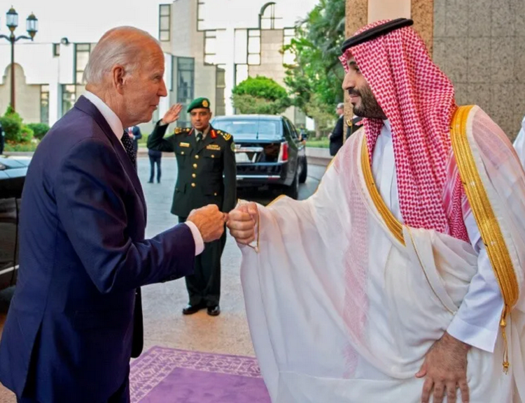 L'image d'un salut familier poing contre poing échangé avec Mohammed ben Salmane n'en a pas fini de se retourner contre Joe Biden.