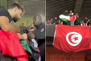 Un supporteur tunisien brandit le drapeau de la Palestine sur le stade du Parc des Princes