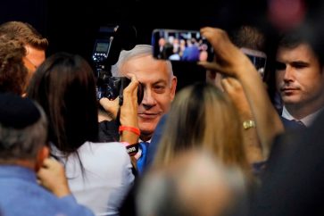 Les derniers sondages créditent le Likoud de Netanyahu de la première place avec 31 sièges sur les 120 élus de la Knesset, contre 24 pour Yesh Atid de Lapid