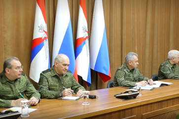 Le ministre russe de la Défense Sergueï Choïgou (3e en partant de la gauche), entouré de hauts gradés, le 9 novembre, au poste de commandement du Groupement uni des forces militaires chargé de l'«Opération militaire spéciale» en Ukraine.
