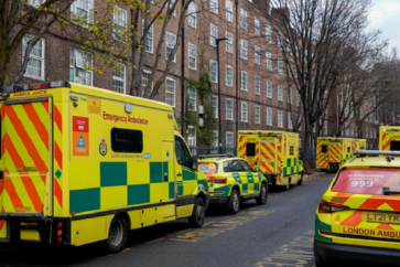Des ambulances en grève dans le quartier de Waterloo, à Londres, le 21 décembre 2022.