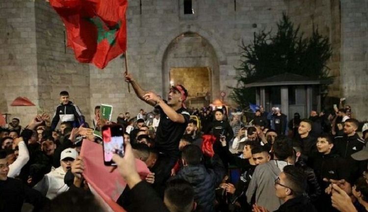 Le drapeau marocain arboré à Bab al-Amoud, l’une des portes d’entrée de la mosquée d’al-Aqsa. Pour le Hezbollah, la Maroc a gagné 2 fois.