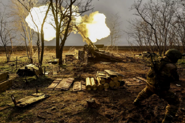 Un tir d’artillerie russe contre des positions des forces de Kiev dans la région de Zaporojié.