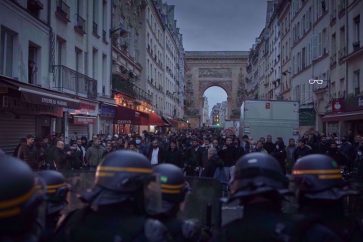 Des policiers français font front aux manifestants à Paris, capitale française, le 24 décembre 2022. ©Getty Images