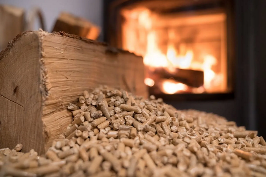 France: les ménages se chauffant au bois ou avec des pellets peuvent bénéficier d’une aide allant jusqu’à 200 euros.