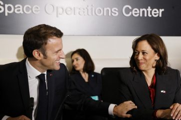 La vice-présidente américaine Kamala Harris et le président français Emmanuel Macron au siège de la Nasa à Washington DC, le 30 novembre 2022.