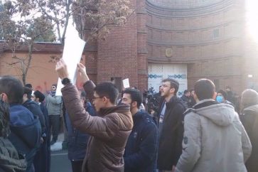 Protestation d'Iraniens devant l'ambassade de France à Téhéran, le 8 janvier 2023.