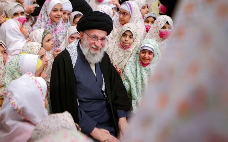 Le guide suprême de la Révolution iranienne, l'ayatollah Sayed Ali Khamenei lors d'une rencontre avec des jeunes filles iraniennes, à Téhéran, le 3 février 2023.