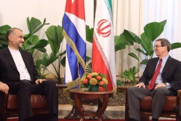 Le ministre iranien des Affaires étrangères Hossein Amir-Abdollahian (à gauche) rencontre son homologue cubain, Bruno Rodriguez Parrilla, dans la capitale cubaine, La Havane, le 5 février 2023.