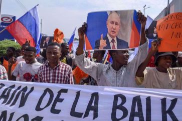 "Macron assassin, Poutine au secours" : des dizaines de jeunes manifestent devant l’ambassade de France à Kinshasa, le 2 mars 2023. ©AFP