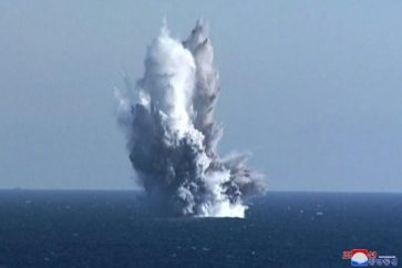 Une photo diffusée par l'agence nord-coréenne KCNA montre l'explosion d'un drone d'attaque sous-marin, le 23 mars 2023 en mer du Japon.