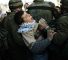 Un enfant palestinien détenu par des soldats israéliens lors d'une manifestation. ©AP