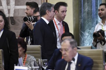Le secrétaire d'Etat américain Antony Blinken, en haut au centre, passe près du ministre russe des Affaires étrangères Sergueï Lavrov lors de la réunion des ministres des Affaires étrangères du G20 à New Delhi, le 2 mars 2023.