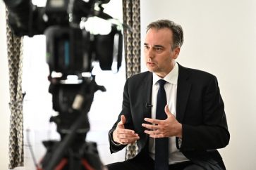 David Pressman, ambassadeur des Etats-Unis en Hongrie, lors d'une interview à Mariapocs, le 3 mai 2023.