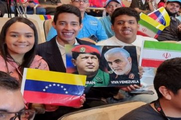 Des étudiants vénézuéliens brandissent les portraits de Chavez et Soleimani, lors de la visite du président Raïssi à Caracas