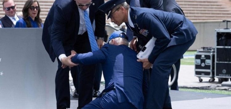 <a href="https://french.almanartv.com.lb/2622853">Joe Biden chute sur scène lors d&rsquo;une cérémonie militaire</a>