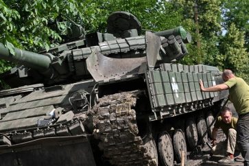 Des militaires ukrainiens réparent un tank dans le Donbass, quelques semaines après le début de la contre-offensive.