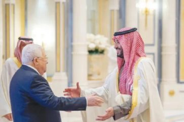 Le président palestinien Mahmoud Abbas et le prince héritier saoudien Mohammad ben Salmane