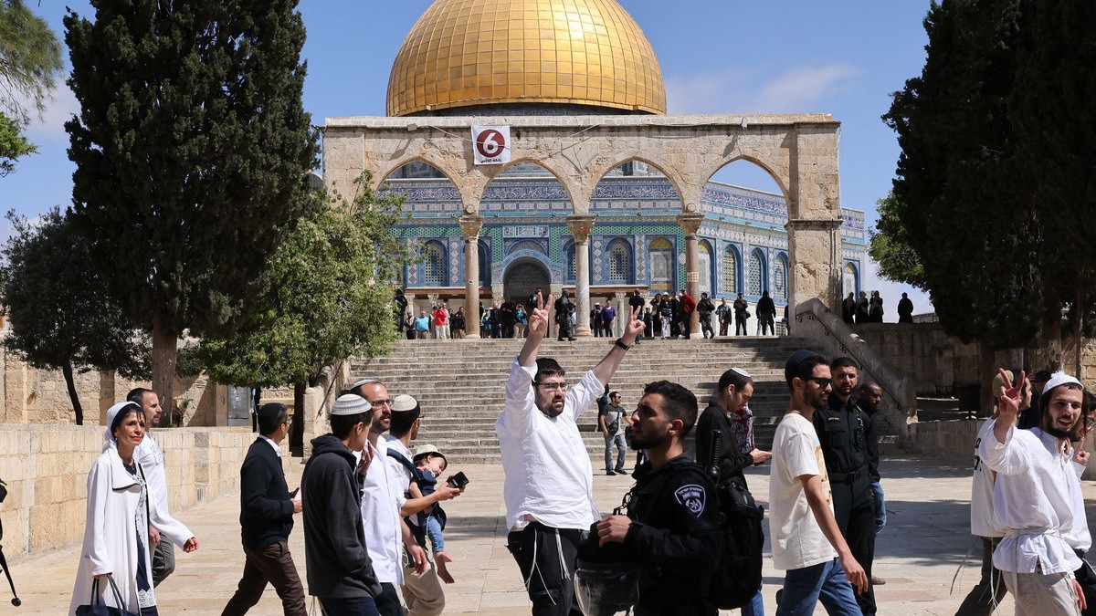 Des colons israéliens effectuant des tournées provocatrices dans la mosquée d'AlAqsa.