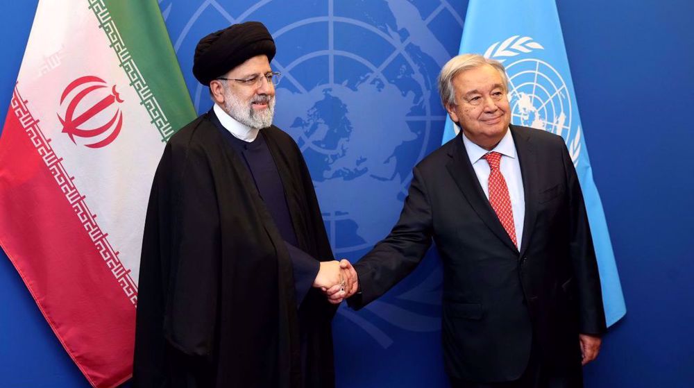 Le président iranien Ebrahim Raïss (G) serre la main du secrétaire général des Nations Unies, Antonio Guterres, au siège de l'ONU à New York, le 19 septembre 2023. (president.ir)