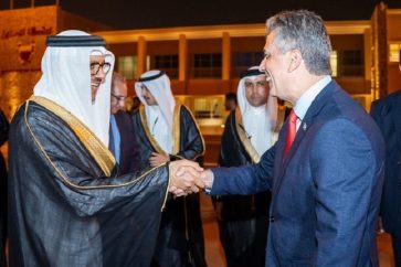 Le ministre bahreïnien des Affaires étrangères Abdullatif bin Rashid Al-Zayani reçoit son homologue israélien Eli Cohen à son arrivée à Manama. (AFP)