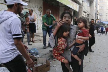 Des femmes et des enfants gazaouis fuyant les bombardements israéliens contre les domiciles à Gaza