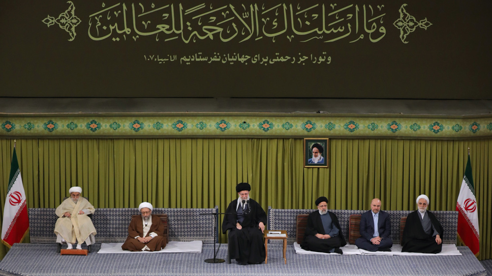 Le Leader de la Révolution islamique, l'Ayatollah Seyyed Ali Khamenei, s'exprime lors d'une réunion avec un groupe de responsables de l'État et de représentants diplomatiques de pays musulmans à Téhéran, le 8 février 2024. (Photo de khamenei.ir)