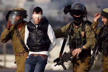 Un jeune palestinien détenu par les forces d'occupation israéliennes