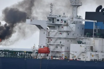 De la fumée s'élève du Marlin Luanda, un navire pétrolier, après qu’il a été touché par un missile yéménite, le 27 janvier 2024. © Reuters