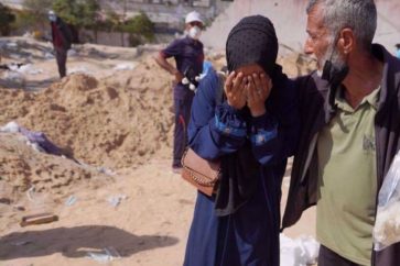 Des Palestiniens réagissent après la découverte du corps d'un proche enterré par les forces israéliennes dans l'enceinte de l'hôpital Nasser à Khan Younès, le 21 avril 2024. © AFP