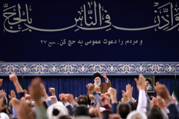 Le Leader de la Révolution islamique lors d'une réunion, ce lundi 6 mai 2024, avec des responsables iraniens en charge des affaires de pèlerinage du Hajj. (Photo via Khamenei.ir)