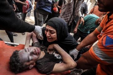 Une mère palestinienne pleurant son fils tué par les bombardements israéliens contre Gaza