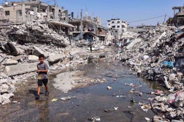 Un enfant au milieu des décombres causées par les attaques massives et quotidiennes de l’armée d’occupation israélienne depuis le 7 octobre 2023. ©AFP