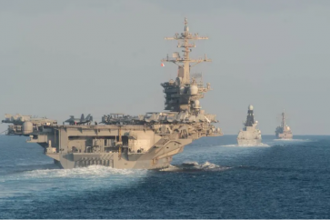 Le porte-avions USS Abraham Lincoln (à gauche), le destroyer de défense aérienne HMS Defender et le destroyer lance-missiles USS Farragut traversent le détroit d'Hormuz, le 19 novembre 2019. ©AFP