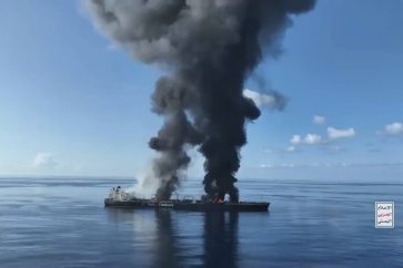 Cette capture d'écran d'une vidéo diffusée par le bureau des médias d'Ansarallah, le jeudi 29 août 2024, montre des explosions frappant le pétrolier Sounion, battant pavillon grec, en mer Rouge.