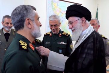 Le Leader de la Révolution islamique décerne la Médaille de la Conquête (Fath) au général de brigade Amir-Ali Hajizadeh, commandant de la division aérospatiale du CGRI.