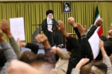 Le Leader de la RII, l'honorable Ayatollah Khamenei reçoit en audience des milliers de lycéens et d'étudiencts à la vielle de la Journée nationale de la lutte contre l'Arrogance et de la Journée nationale des lycéens , le samedi 2 novembre 2024.