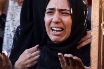 Une femme pleure lors des funérailles de Palestiniens tués dans une frappe israélienne, à Khan Younès dans le sud de la bande de Gaza. ©REUTERS