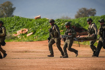 Des soldats israéliens évacuent un des leurs à Gaza.