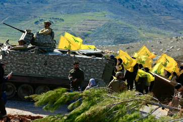 Une foule d'habitants entre dans leurs villages frontaliers en compagnie de l'armée libanaise.