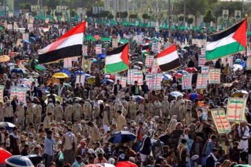 Les drapeaux du Yémen et de la Palestine sont hissés lors d'une manifestation dénonçant Israël et en solidarité avec les Palestiniens dans la capitale yéménite, Sanaa, le 3 janvier 2025. (AFP)