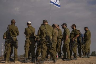 Des soldats israéliens sur une colline près de la frontière de Gaza avec les territoires occupés, le 5 décembre 2024. ©AP