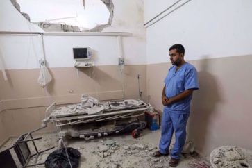 Le Dr Suleiman Qaoud examine les dégâts à l'hôpital spécialisé de Rantisi, qui fait partie du complexe médical Nasser dans la ville de Gaza, à la suite des attaques de missiles israéliennes du 6 novembre 2023. ©Al Jazeera