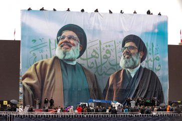 Un grand portrait des secrétaires généraux du Hezbollah Sayed Hassan Nasrallah et Sayed Hachem Safieddine, à Beyrouth