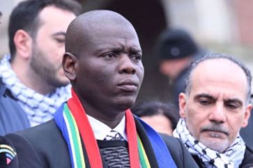 Le ministre sud-africain les Relations internationales et de la Coopération, Ronald Lamola, répond aux questions des journalistes sur la plainte pour génocide que l'Afrique du Sud a déposé contre Israël devant la CIJ, à La Haye, le 11 janvier 2024. ©Getty Image