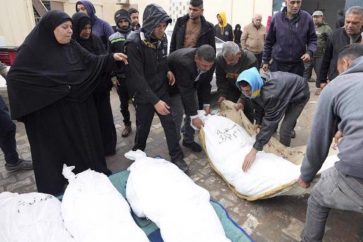 Des Palestiniens transportent des membres de leur famille tués lors du bombardement israélien du camp de réfugiés de Nusseirat vers un camion à l’hôpital Al-Aqsa à Deir al-Balah, dans la bande de Gaza, le jeudi 15 février 2024. ©AP