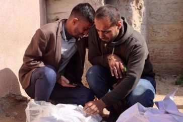 Des personnes en deuil pleurent un proche tué dans les bombardements israéliens à Beit Lahia, dans le nord de la bande de Gaza, devant l'hôpital indonésien de Beit Lahia, le 15 mars 2025. ©AFP